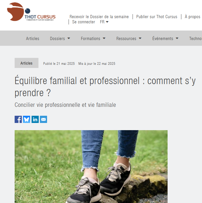 Pieds en baskets sur l'herbe, jambes en jeans; illustration pour l'article sur l'équilibre entre vie professionnelle et vie familiale.